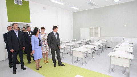Губернатор Московской области Андрей Воробьев проверил готовность к открытию лингвистической гимназии №33, построенной в Мытищах ГК «Инград»